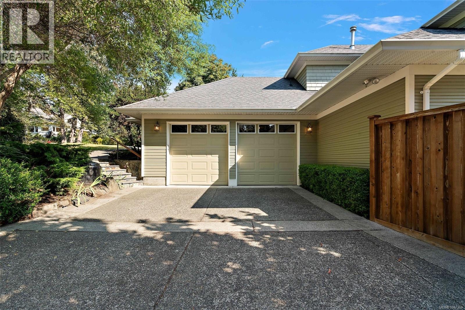 2425 Oak Bay Ave - 33