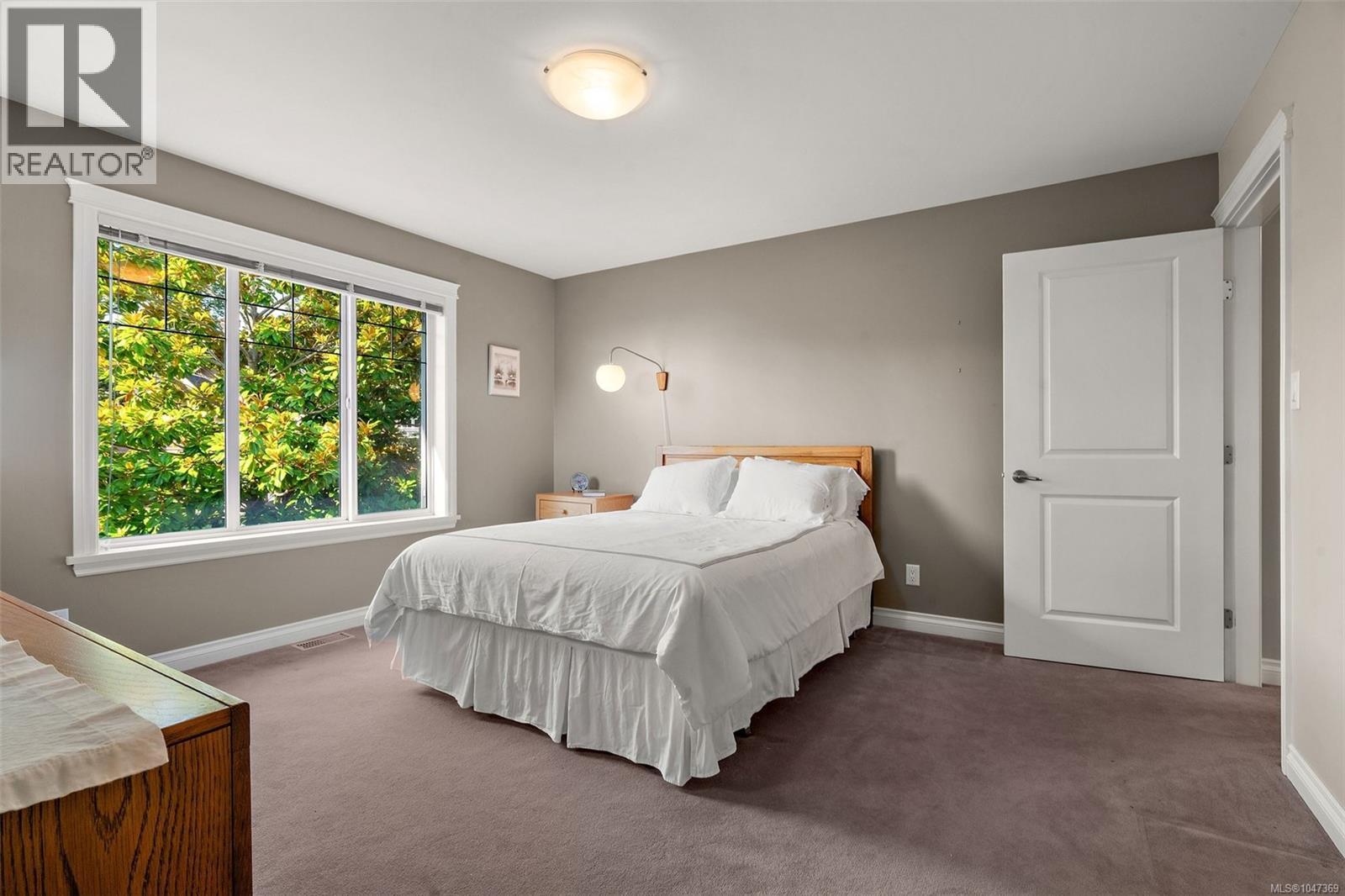 2425 Oak Bay Ave - 25