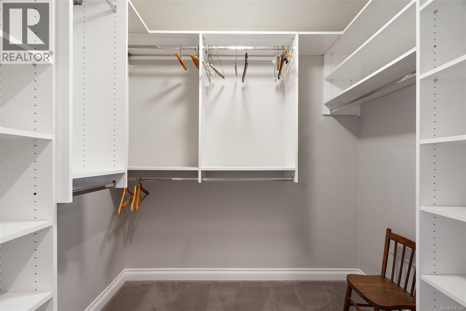 2425 Oak Bay Ave - 28