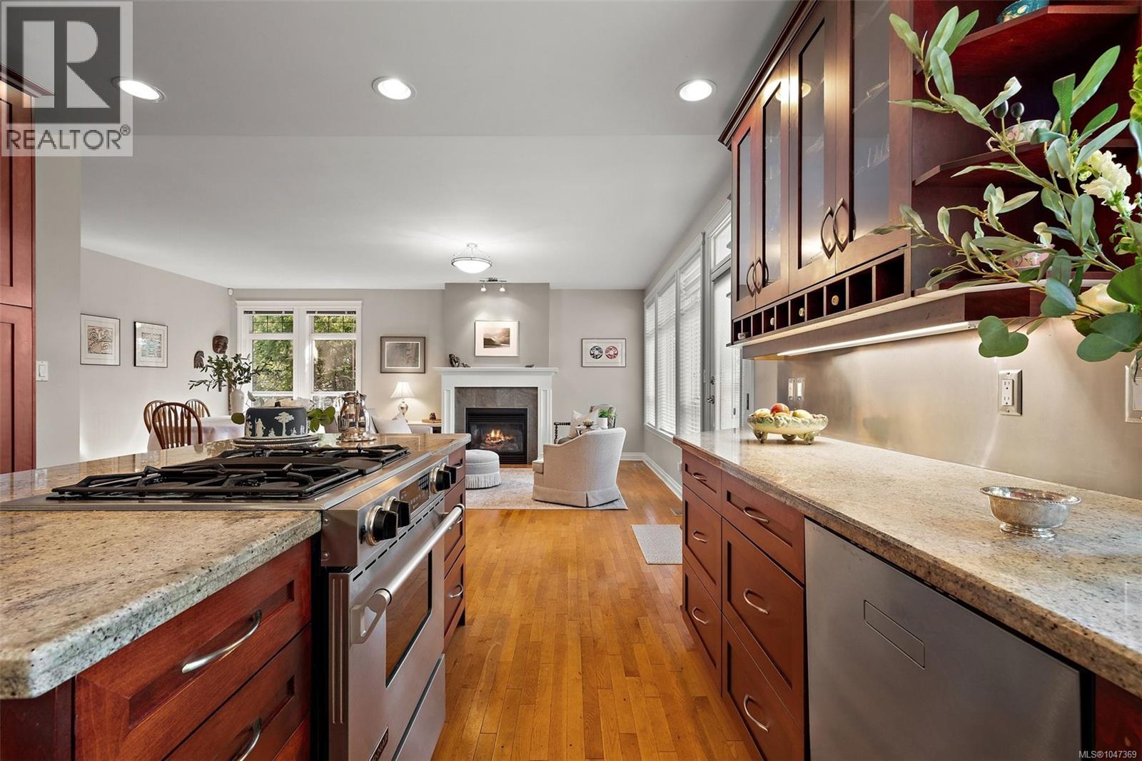 2425 Oak Bay Ave - 10