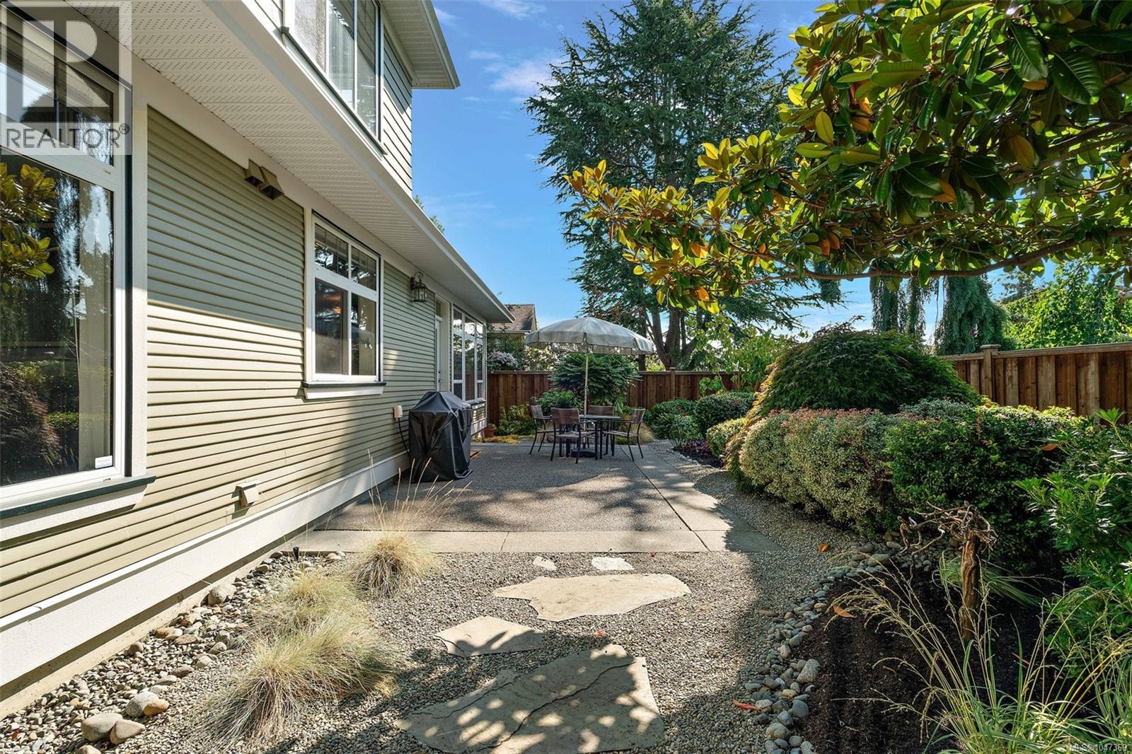2425 Oak Bay Ave - 17