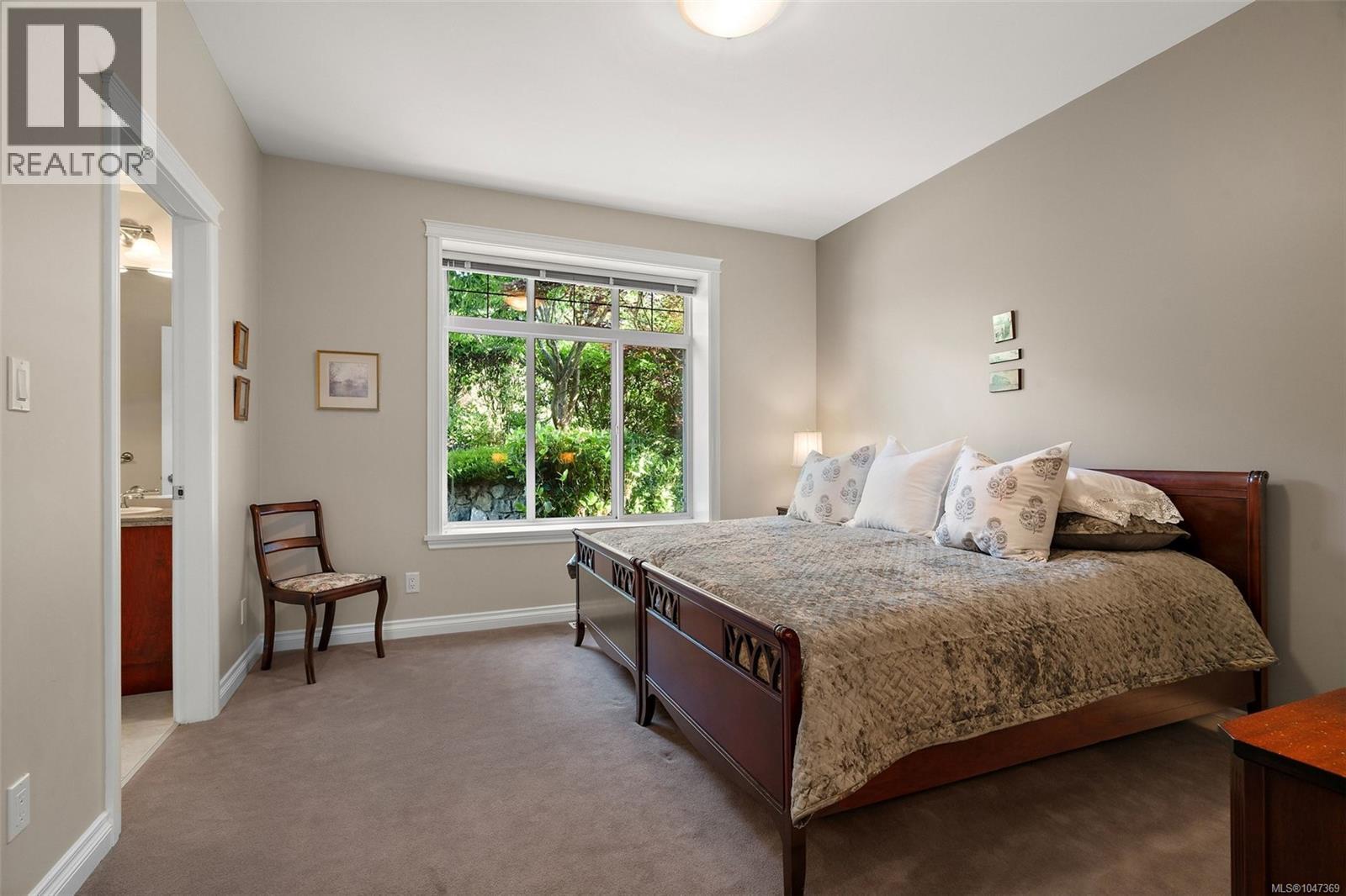 2425 Oak Bay Ave - 20