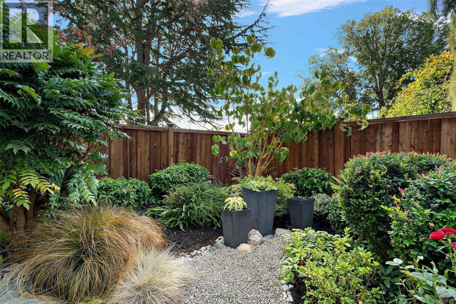 2425 Oak Bay Ave - Image 15