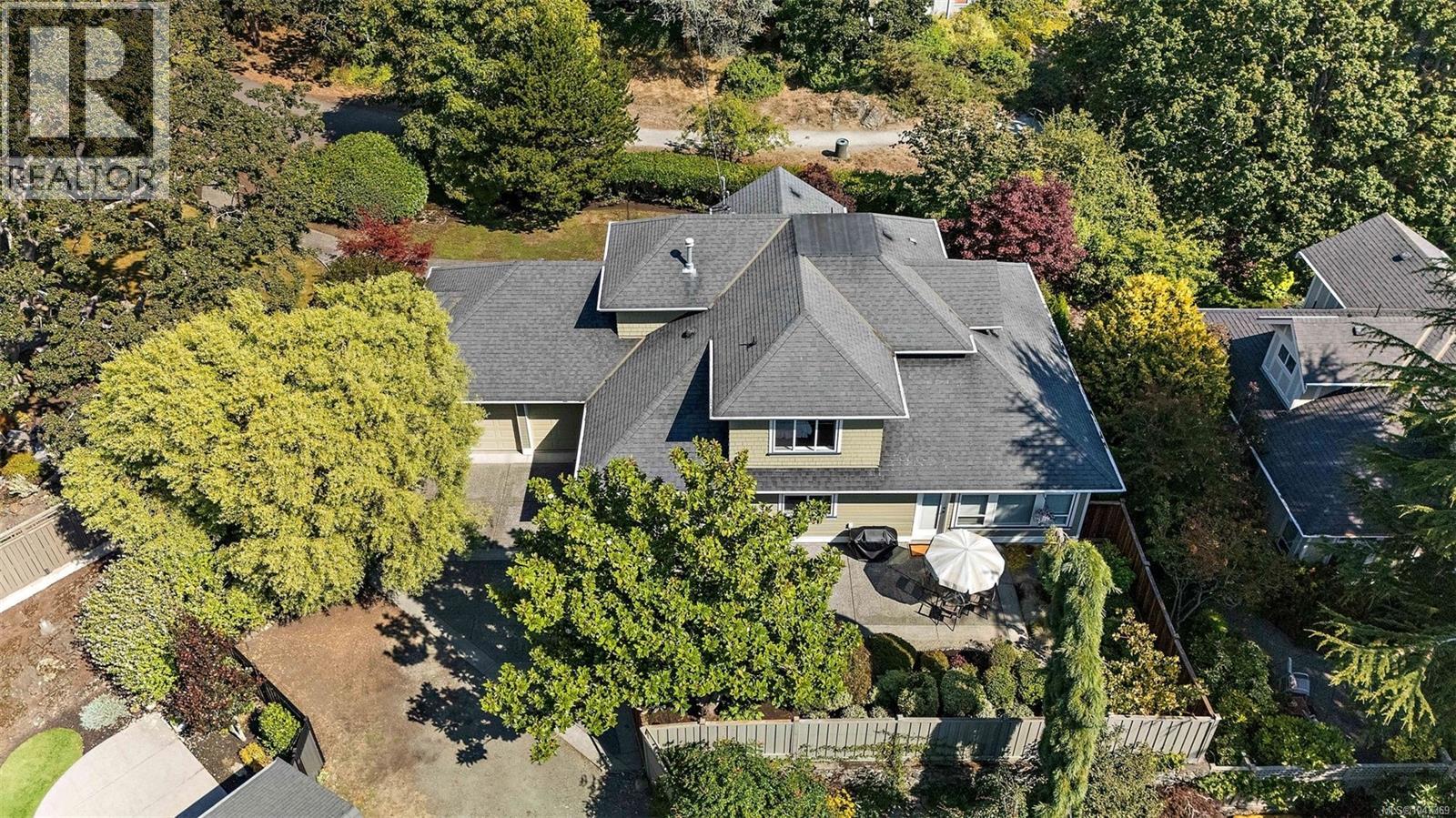 2425 Oak Bay Ave - 35