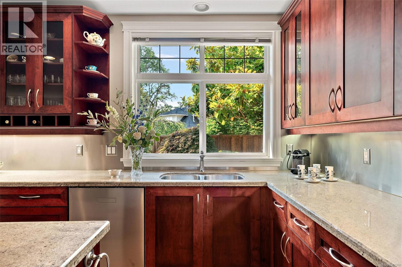 2425 Oak Bay Ave - Image 9