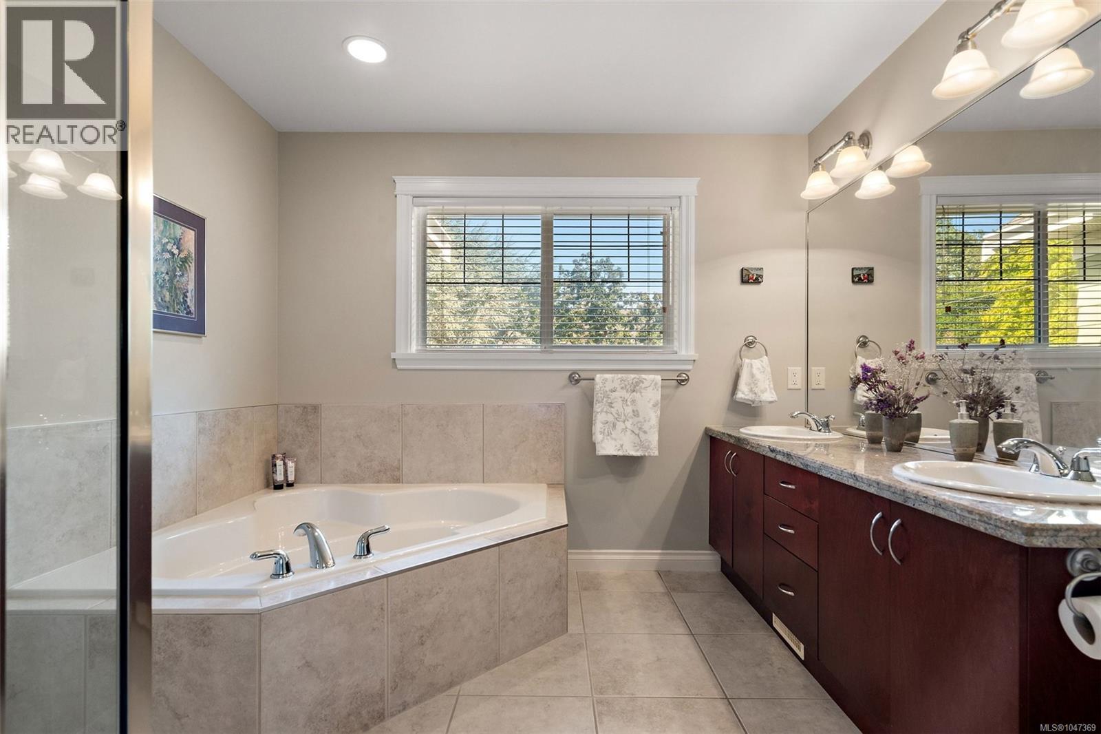 2425 Oak Bay Ave - Image 27
