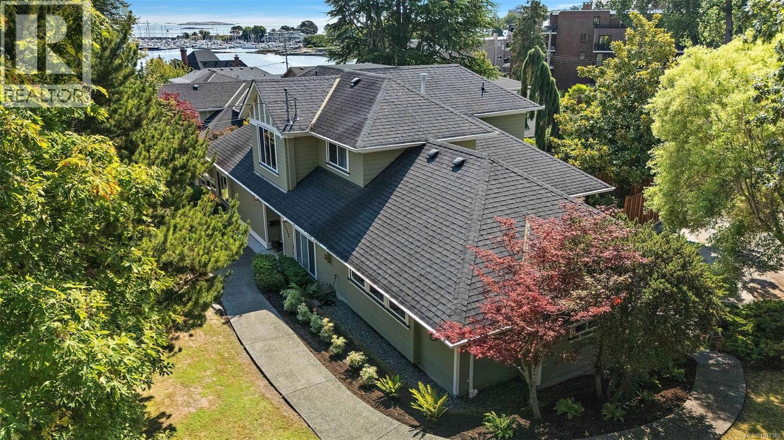 2425 Oak Bay Ave - 2