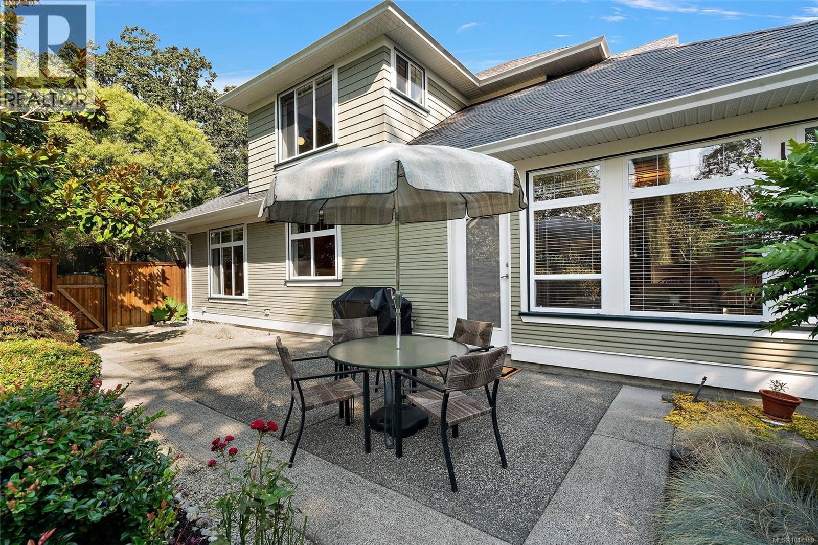 2425 Oak Bay Ave - Image 14