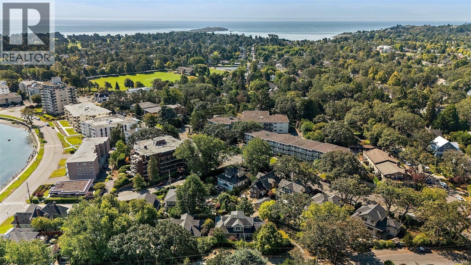 2425 Oak Bay Ave - 36