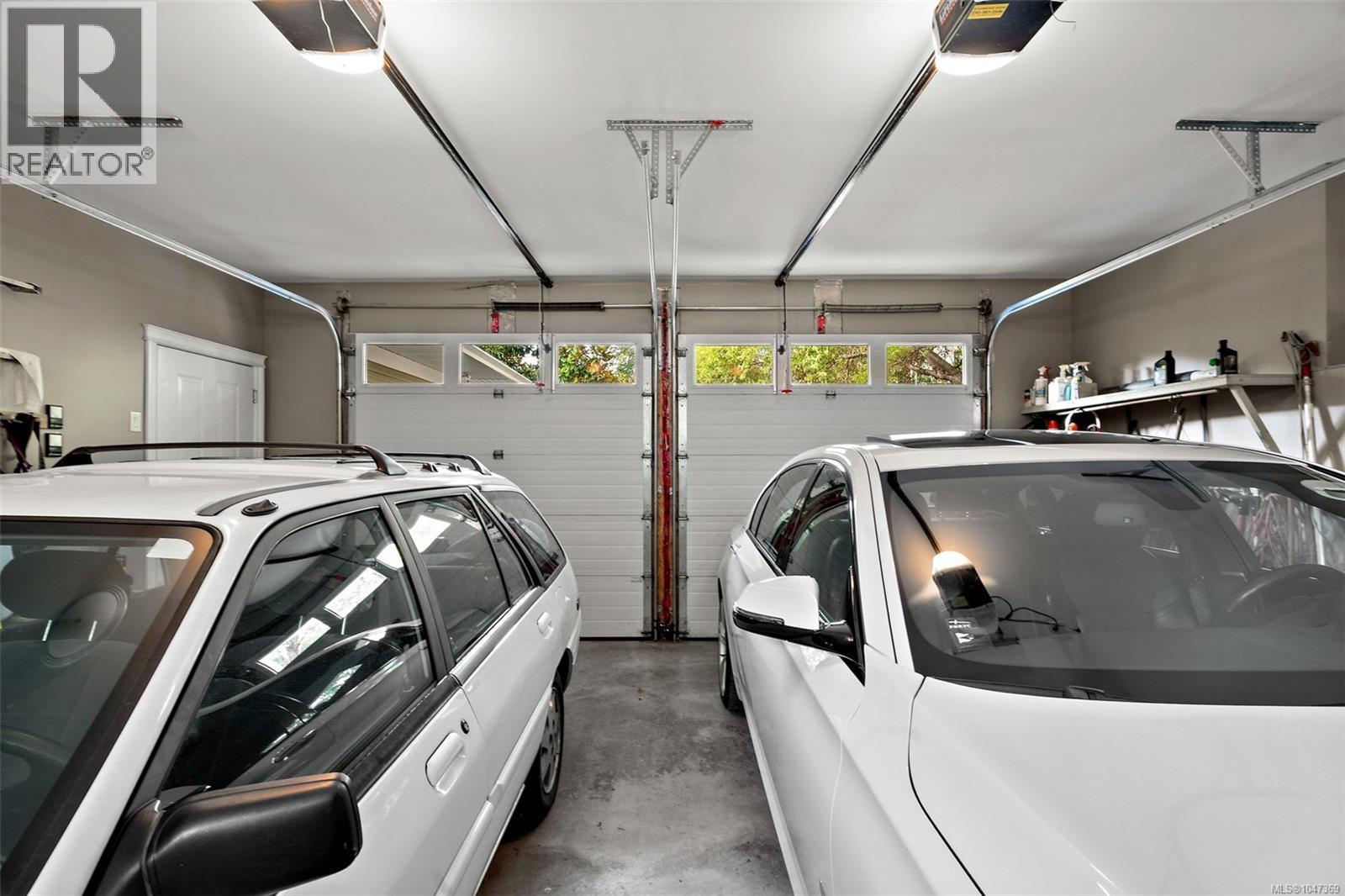 2425 Oak Bay Ave - Image 32