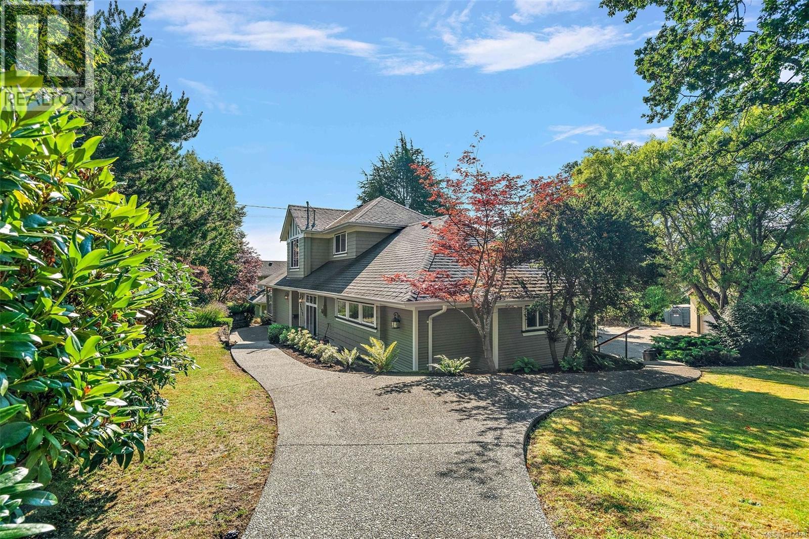 2425 Oak Bay Ave - 34