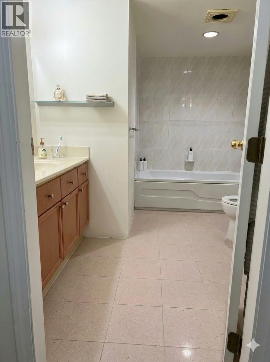 902 8 LAGUNA COURT, New Westminster