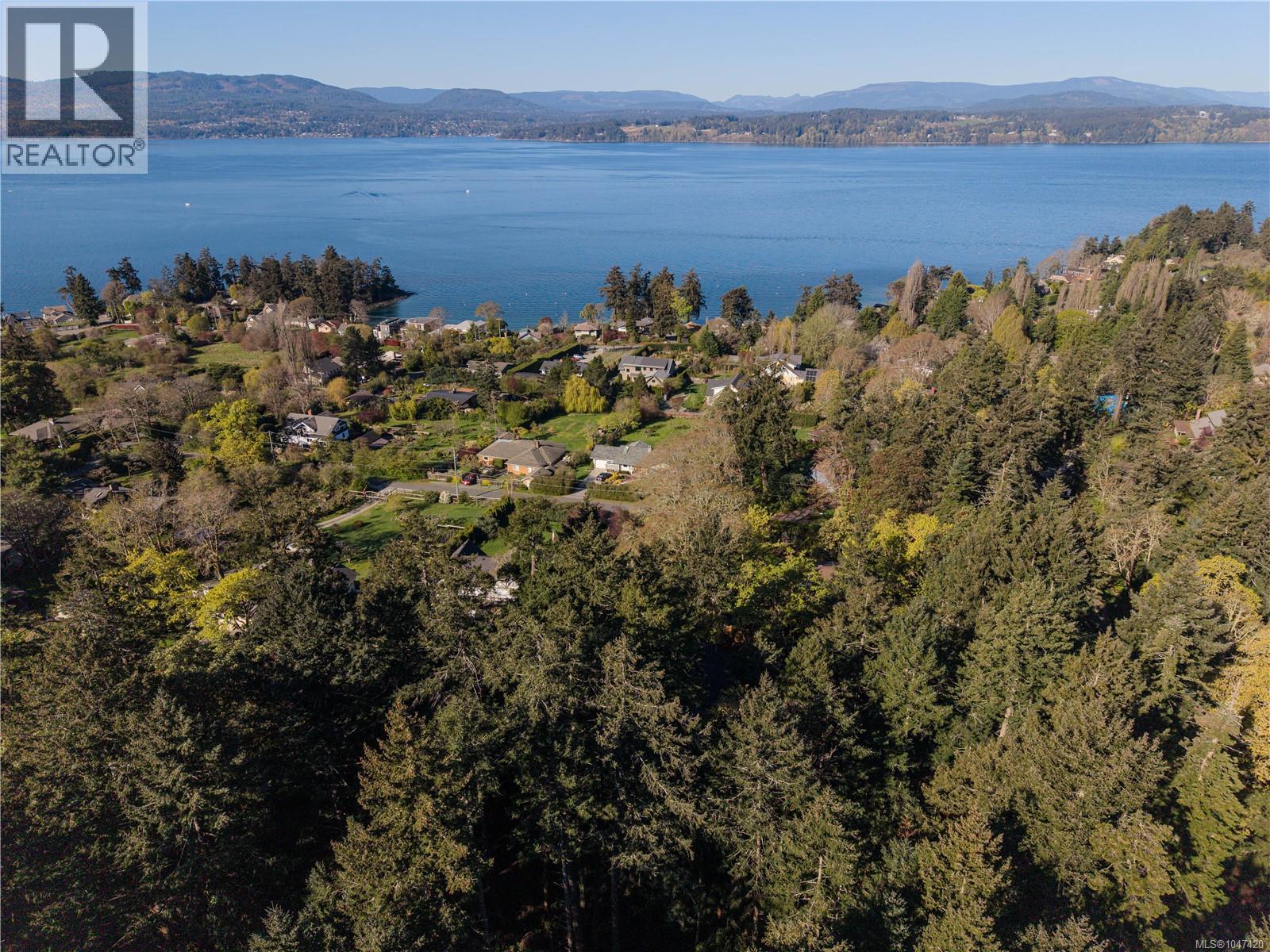 537 Cromar Rd, North Saanich