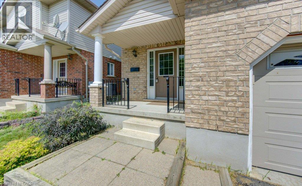 412 TEALBY Crescent Unit# A — photo 2