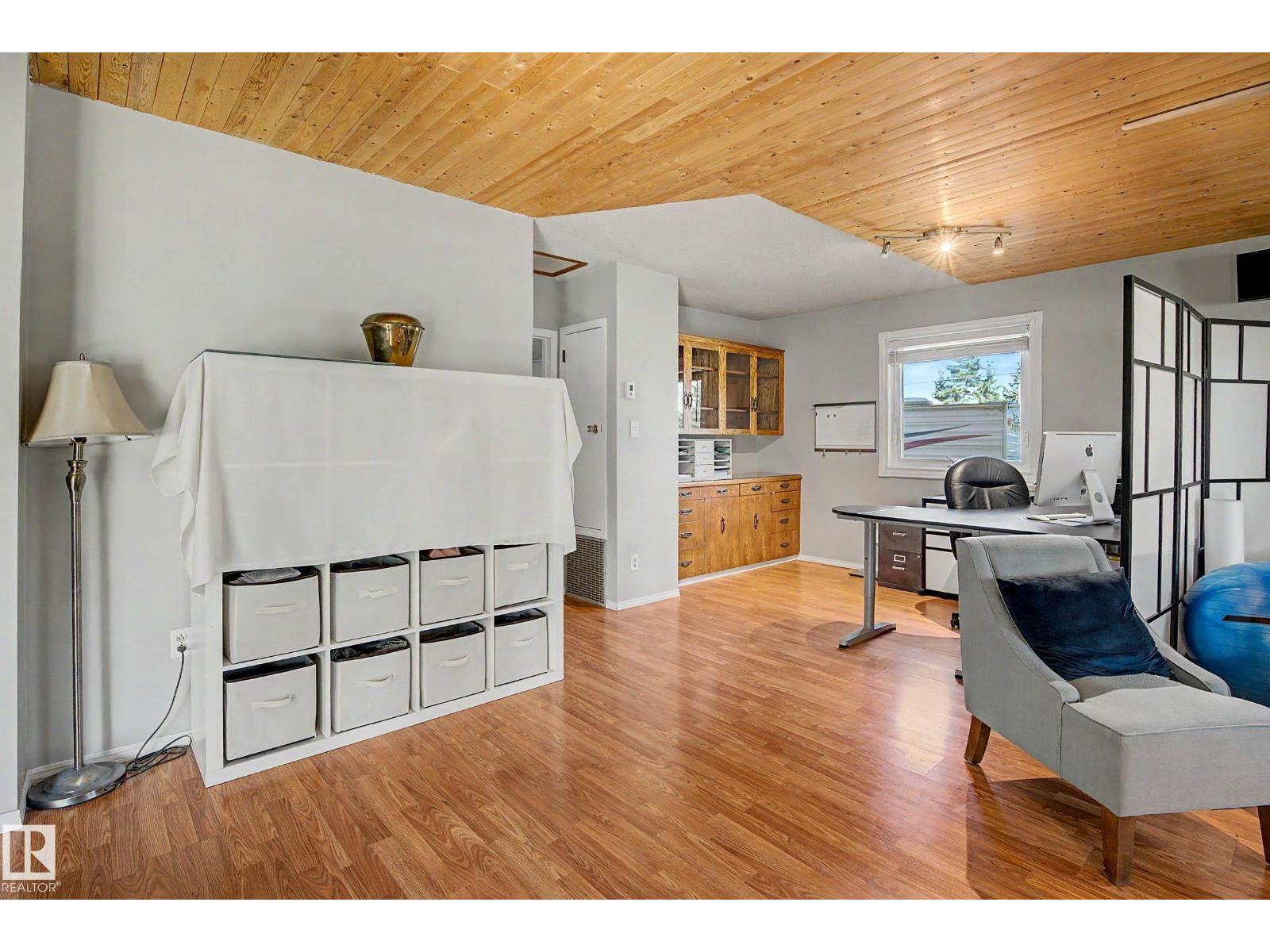 5208 51 ST - 16