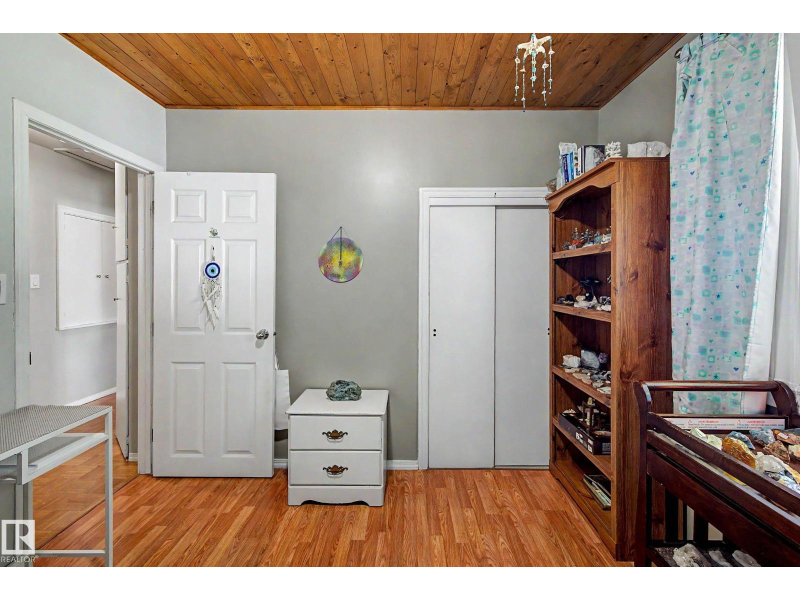 5208 51 ST - 33