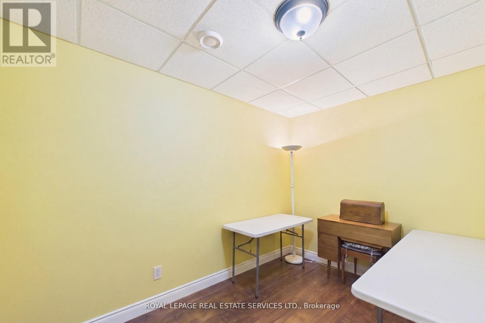 1045 TOWER CRESCENT - Image 32