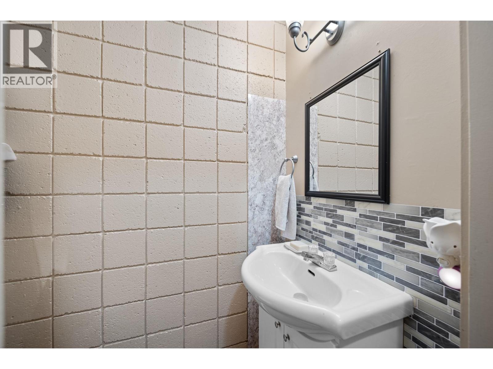 #5 2390 Seyom Crescent - Image 21