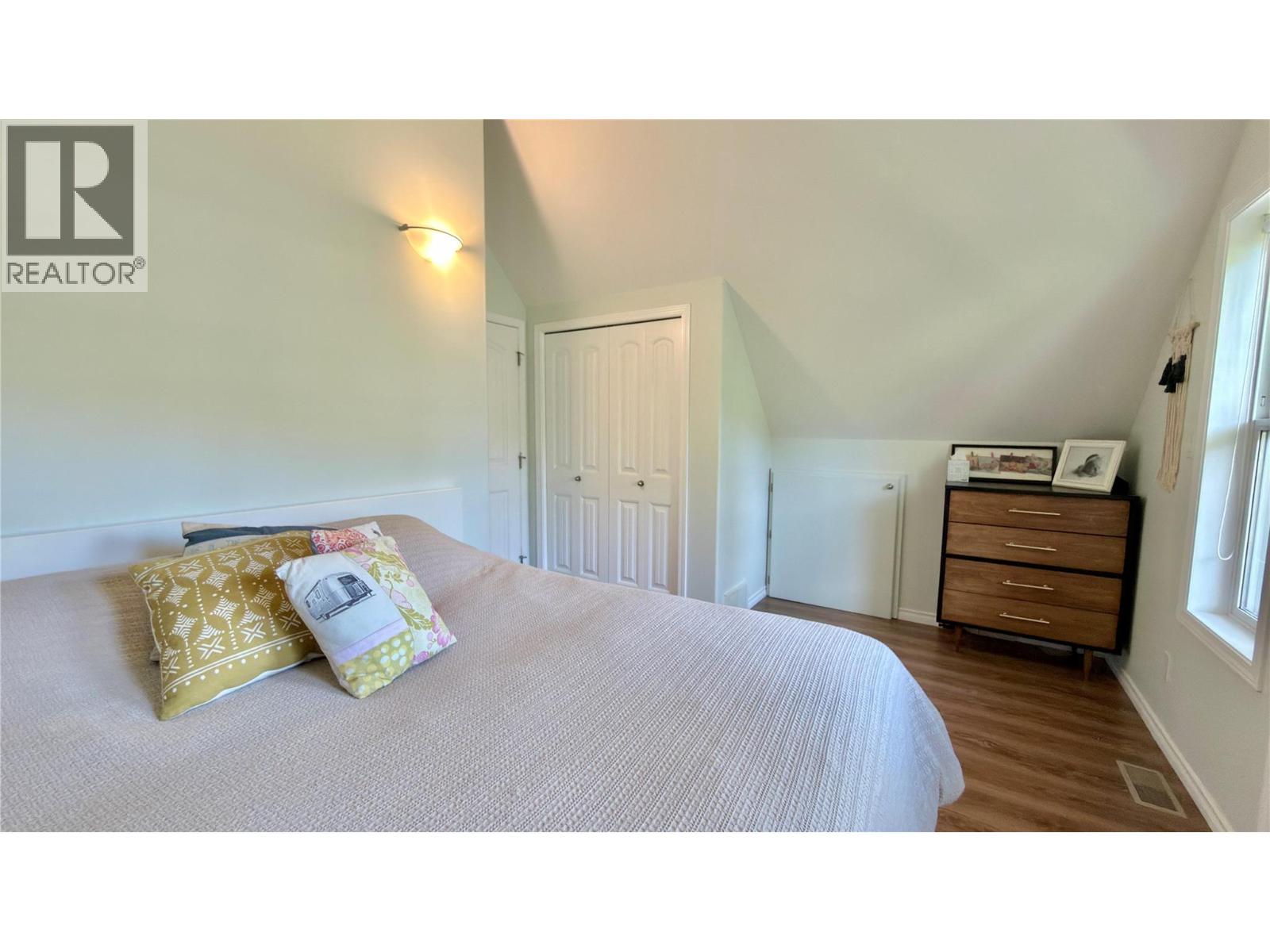 1606 33 Highway, Rock Creek