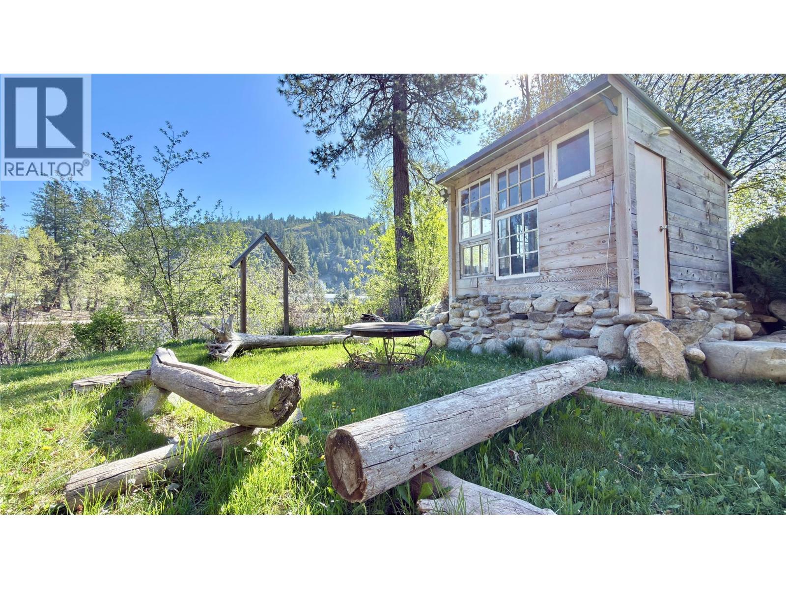 1606 33 Highway, Rock Creek