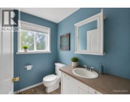 4pc Ensuite bath - 5255 Schneider Place, Tappen, BC V0E2X3 Photo 9