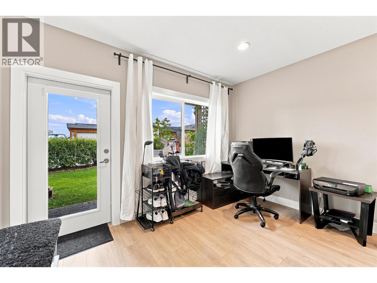 #32 2200 LINFIELD Drive - 25
