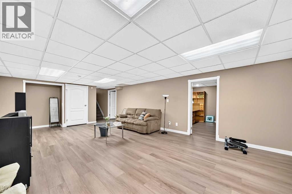 1220 73 Avenue SW - 35