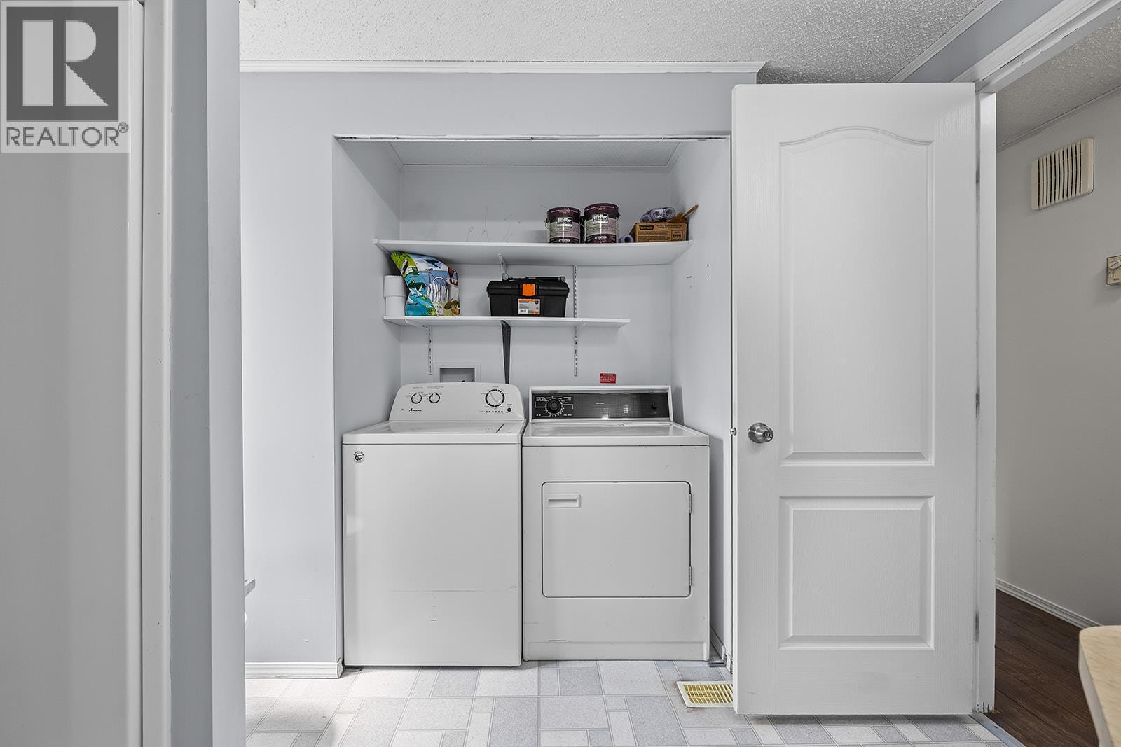 5090 MacKinnon Road, Peachland