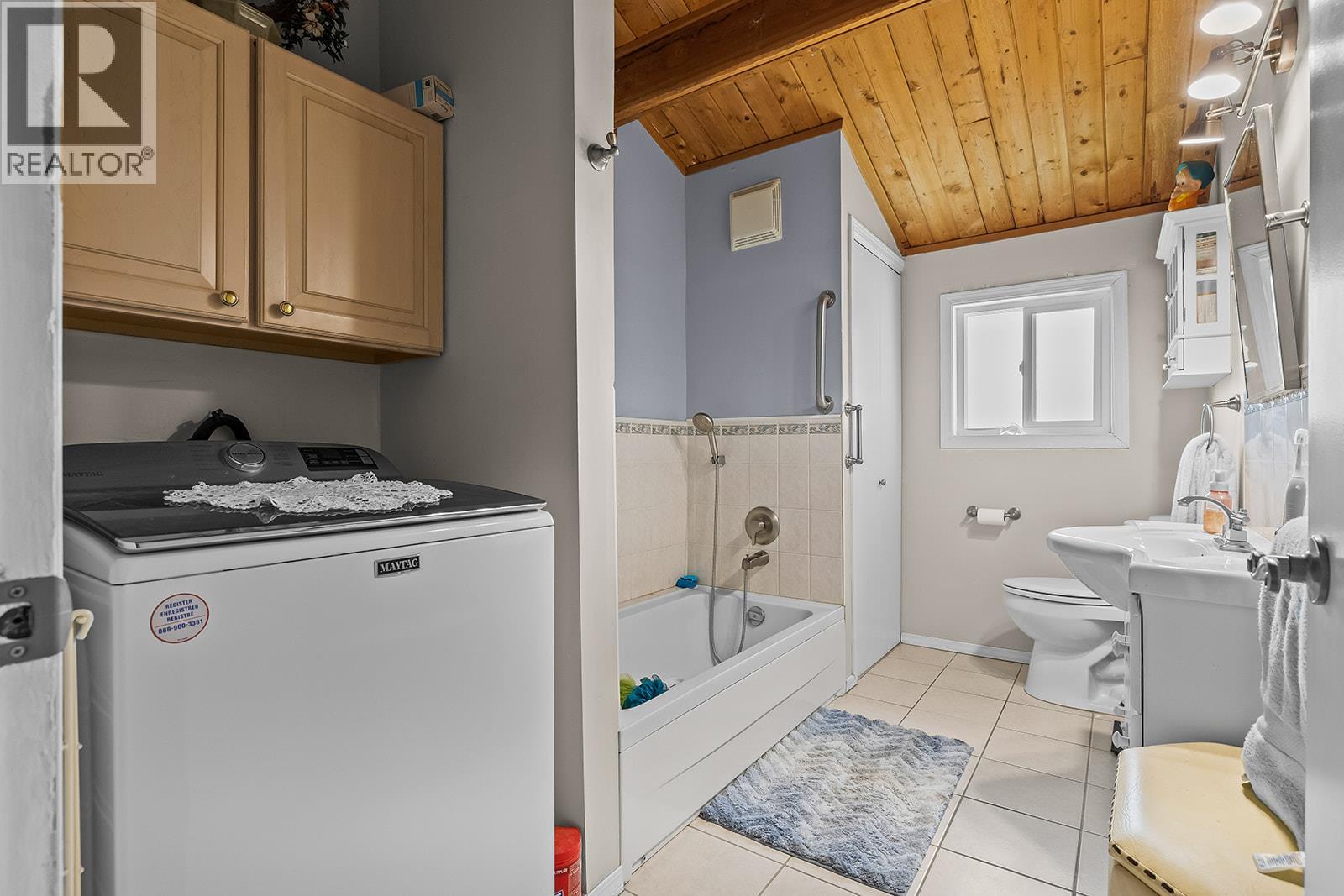 5090 MacKinnon Road, Peachland