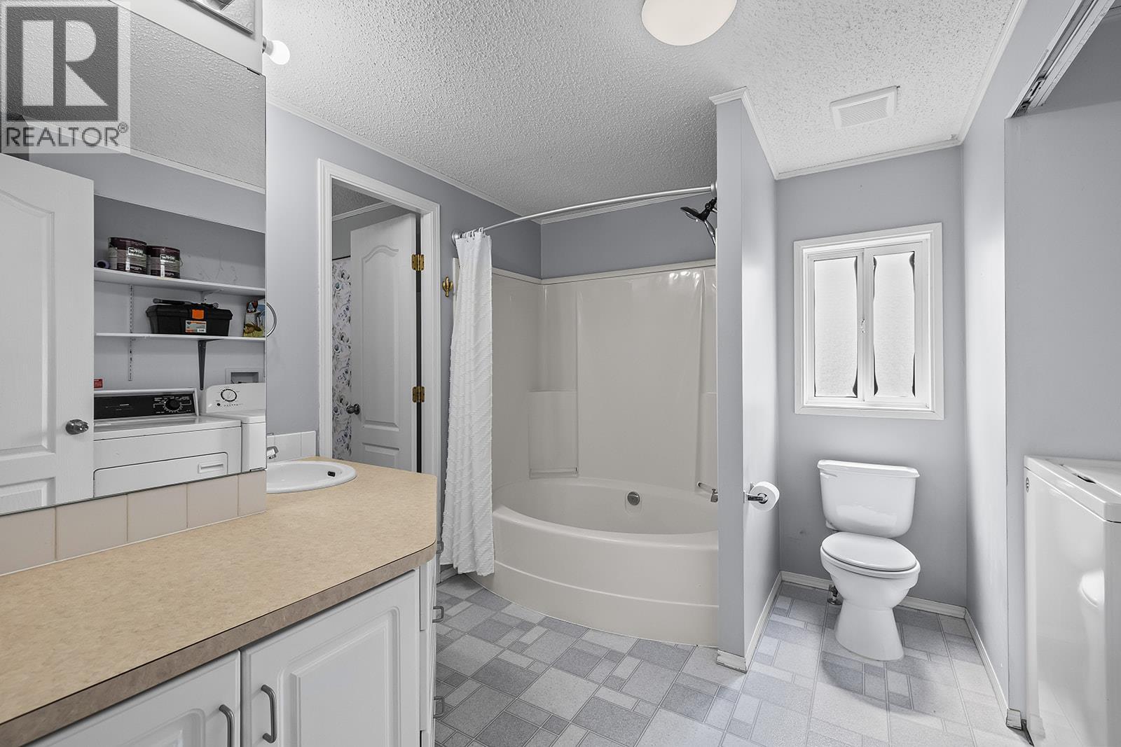 5090 MacKinnon Road, Peachland