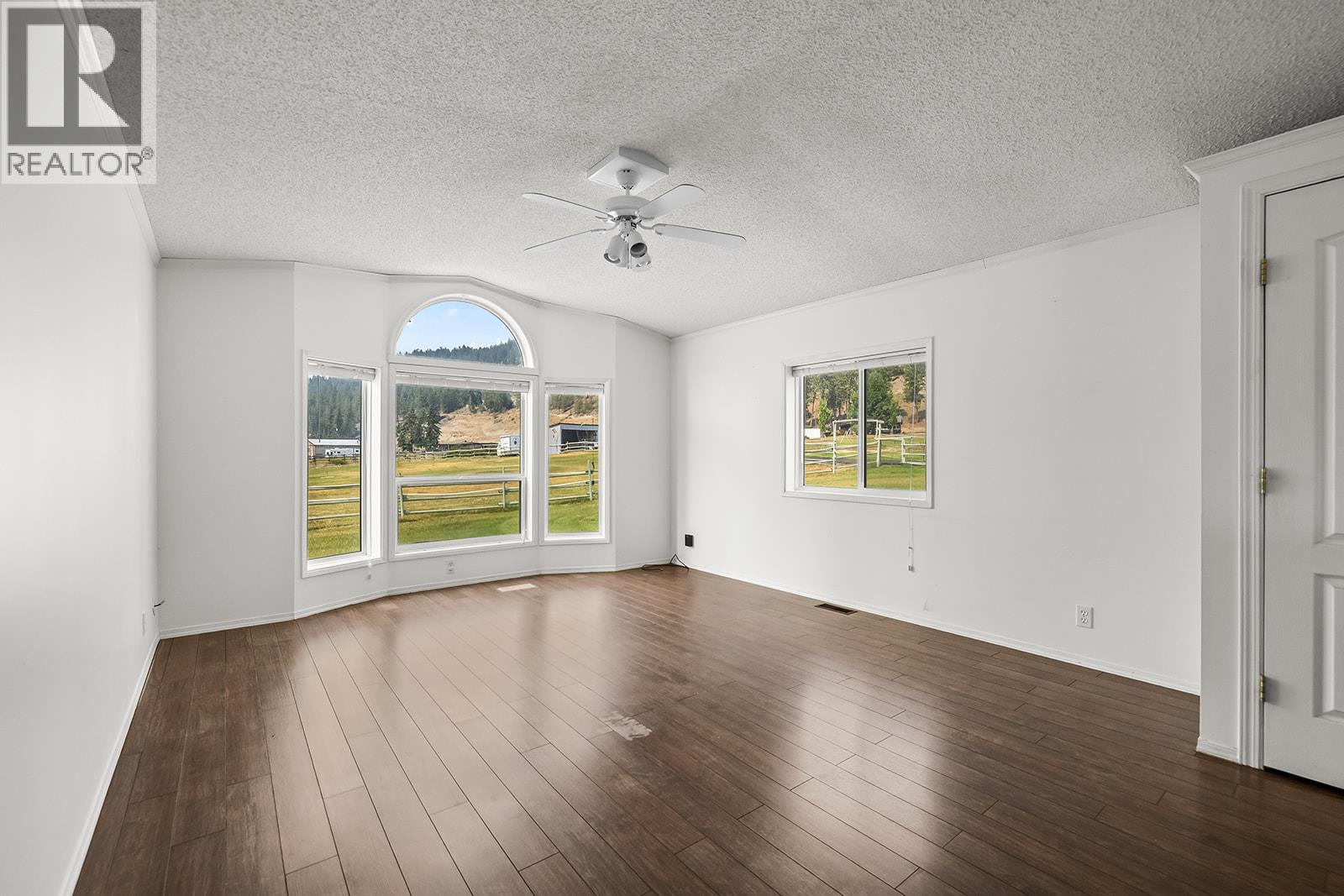 5090 MacKinnon Road, Peachland