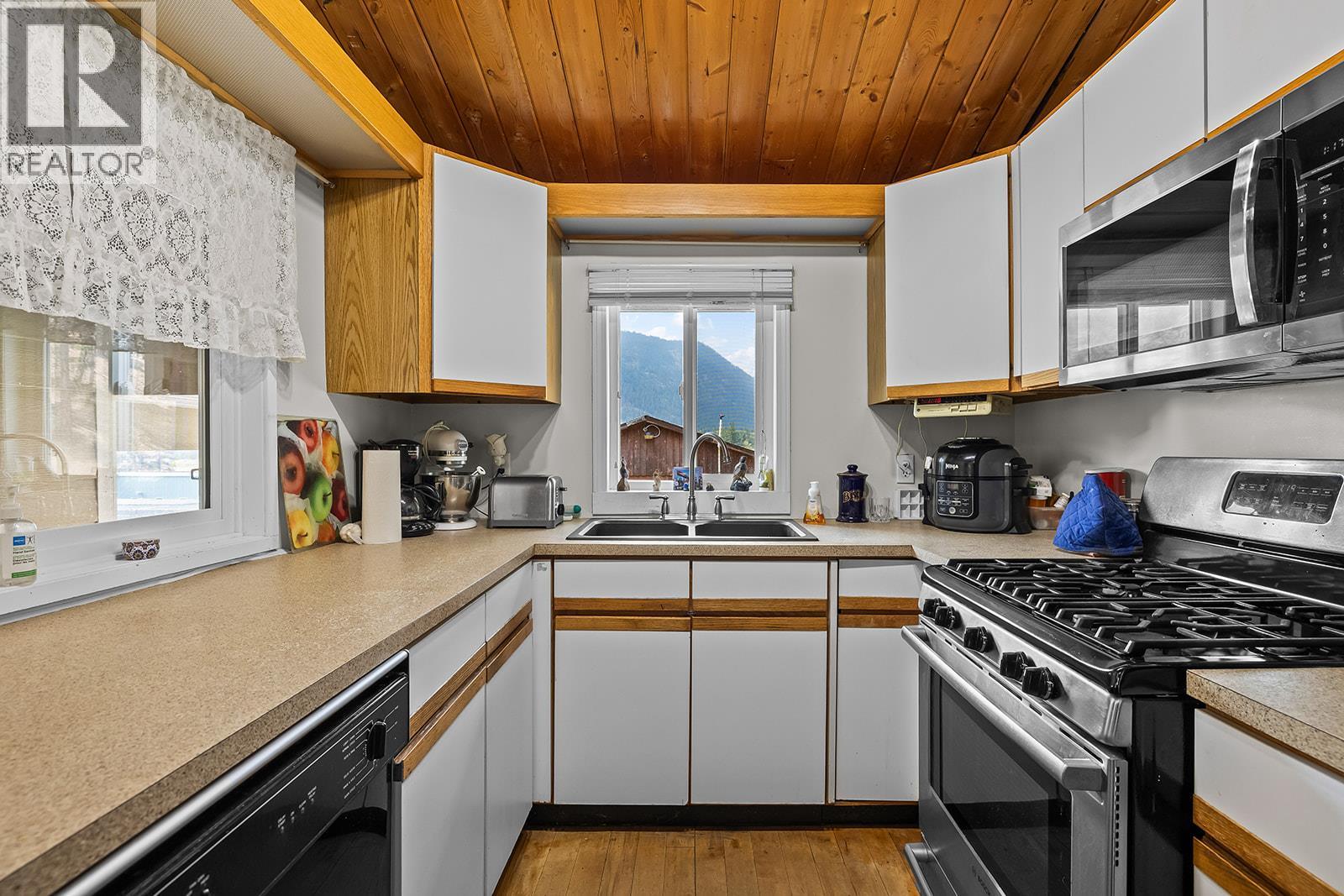 5090 MacKinnon Road, Peachland