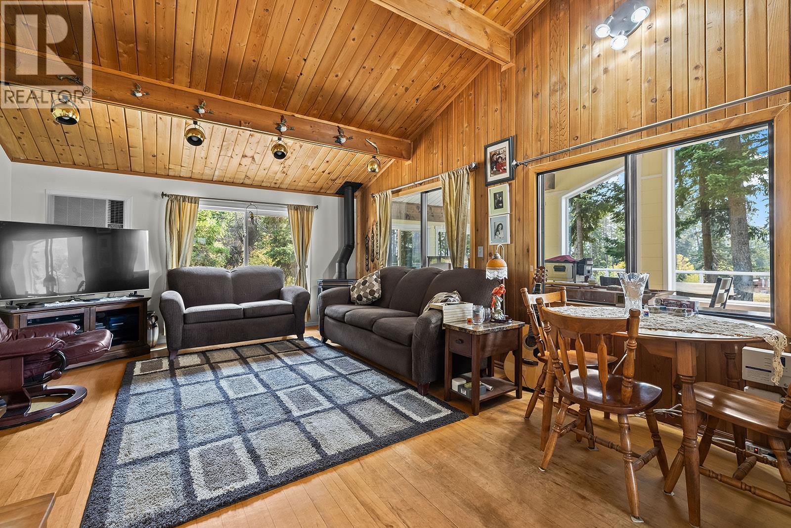 5090 MacKinnon Road, Peachland