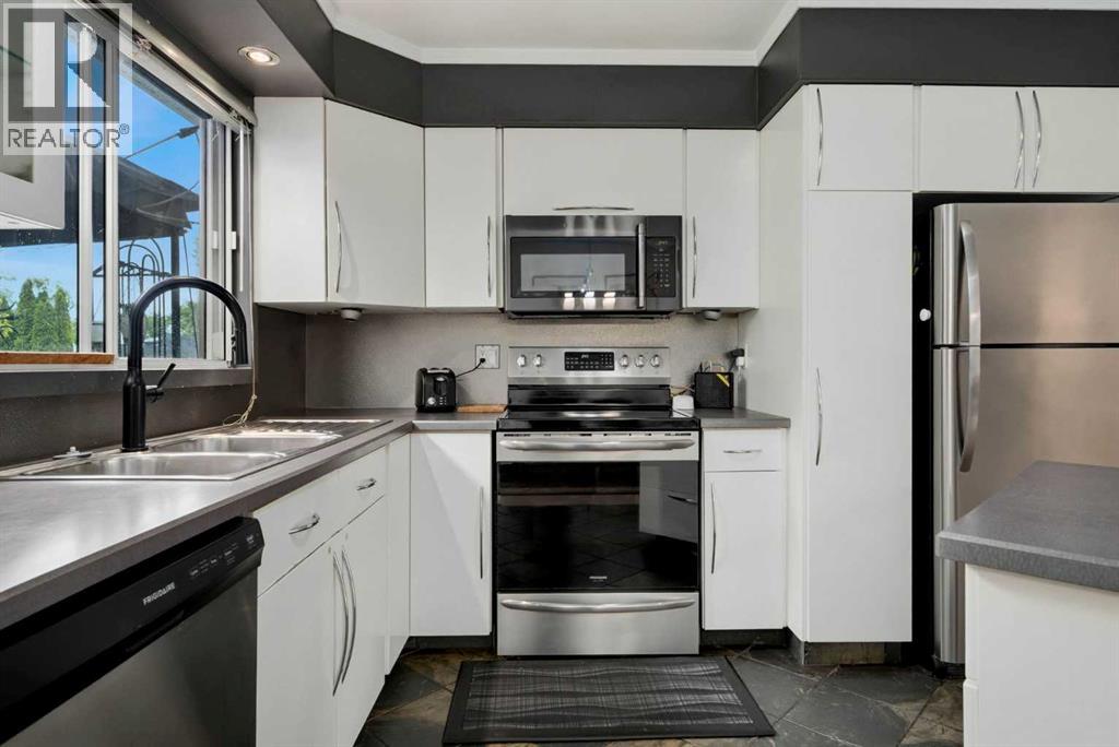 8628 7 Street SW - 20
