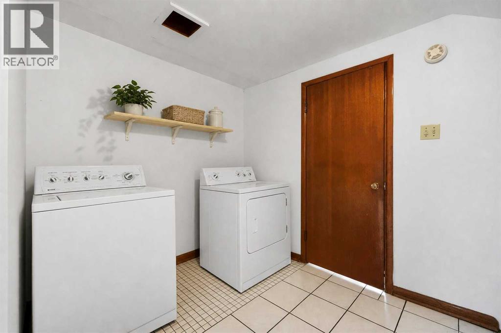 8628 7 Street SW - 7