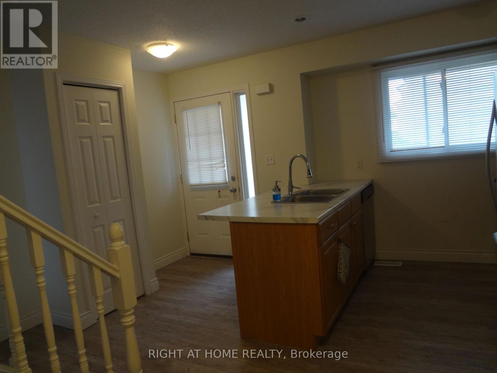 49 - 211 VERONICA DRIVE — photo 3