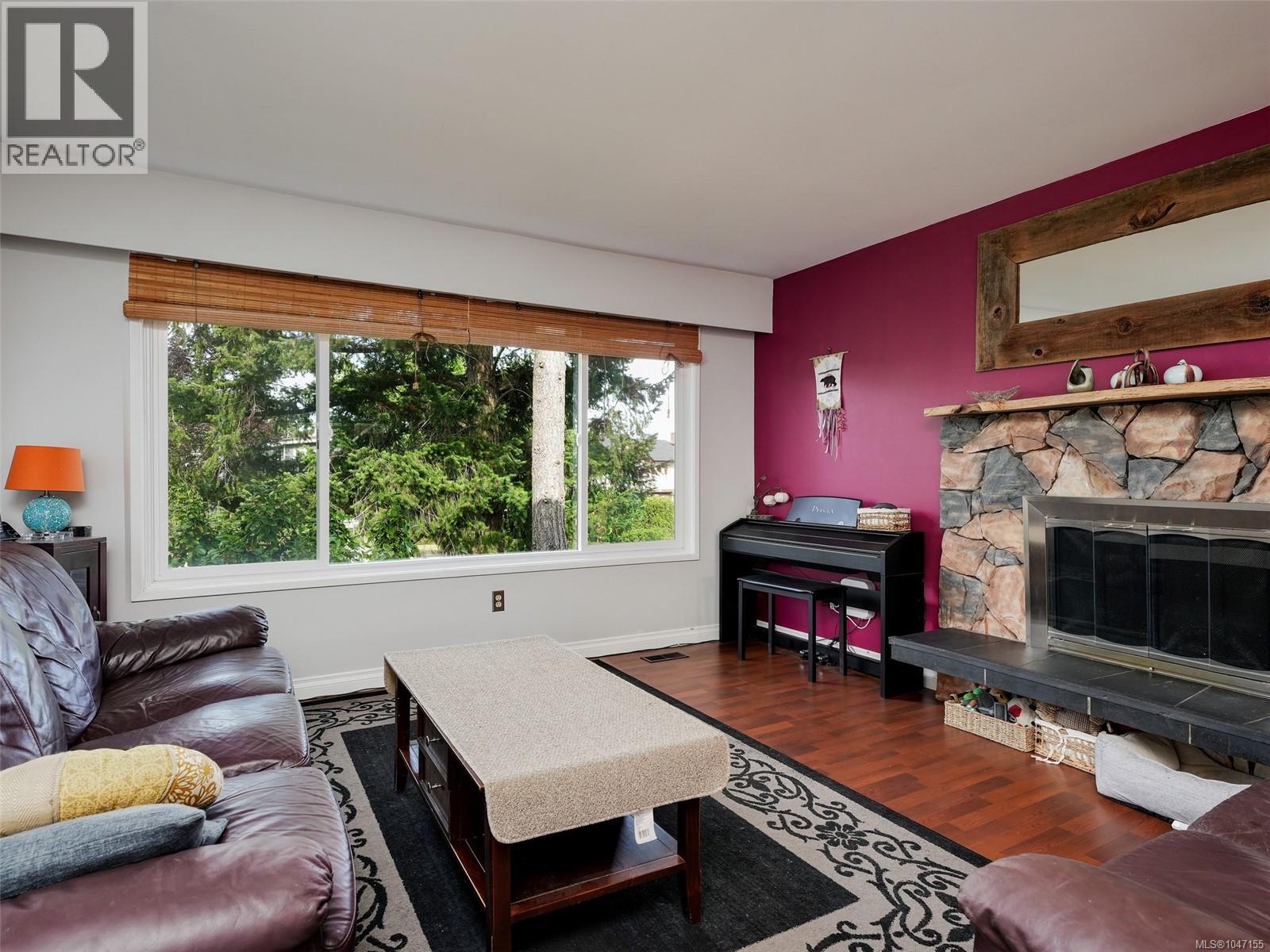 3941 Larchwood Dr - 2