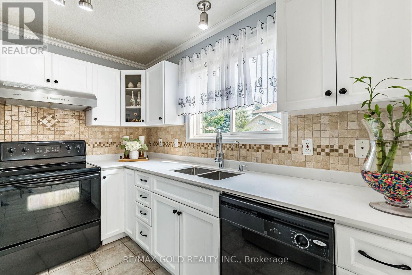 6 MOFFATT LANE - Image 13