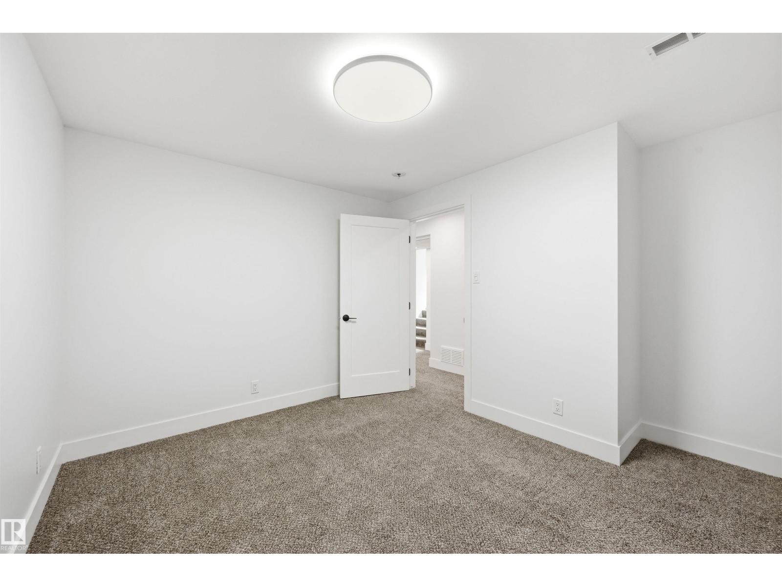 6015 92A AV NW - 32
