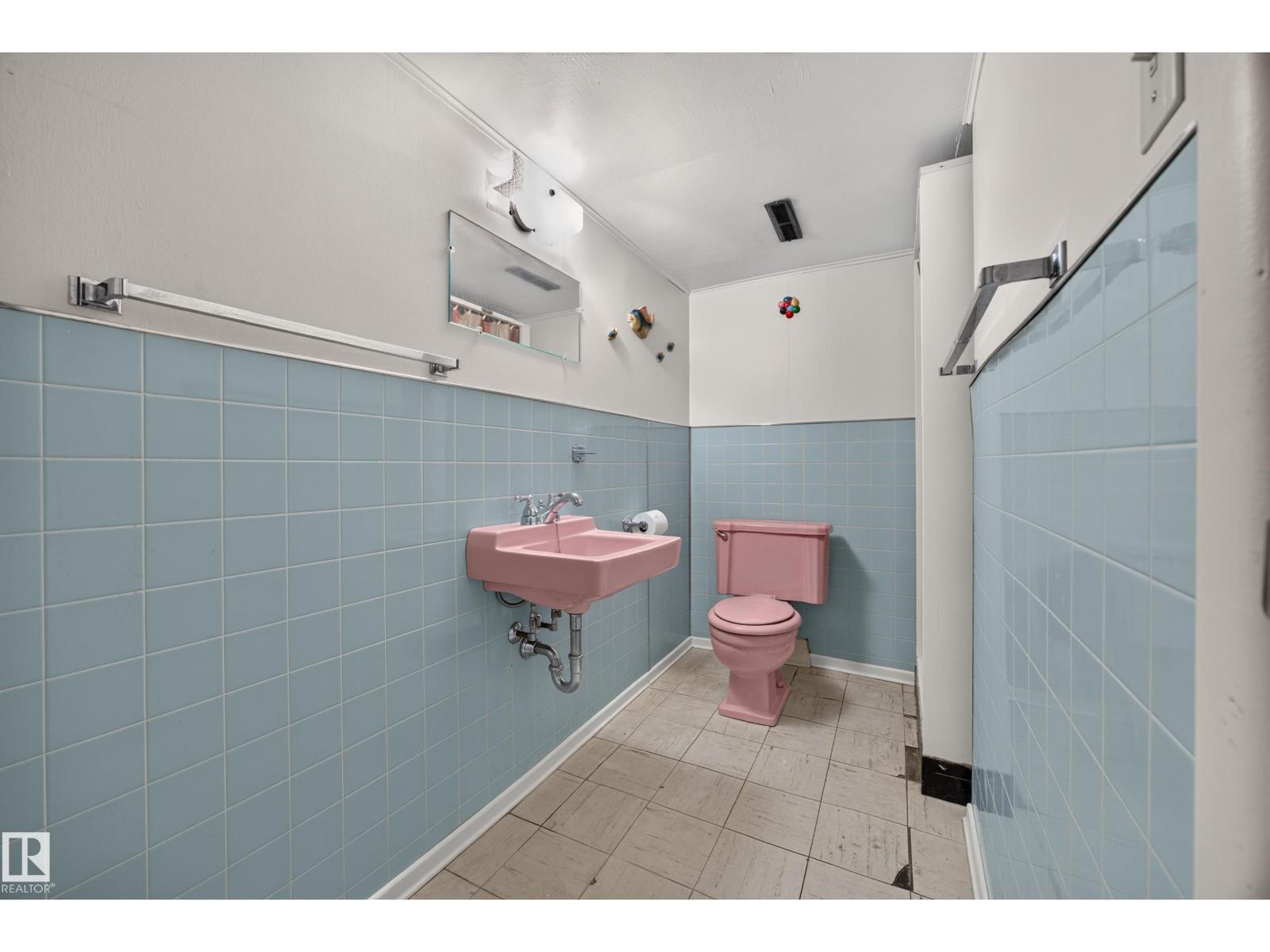 5207 48 AV - Image 44