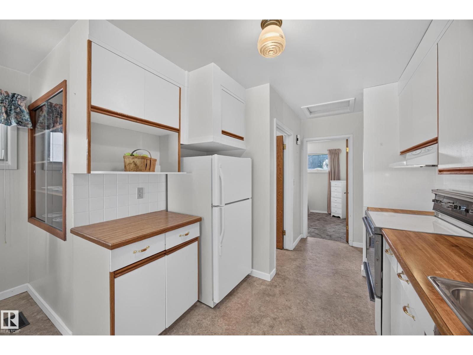 5207 48 AV - Image 36
