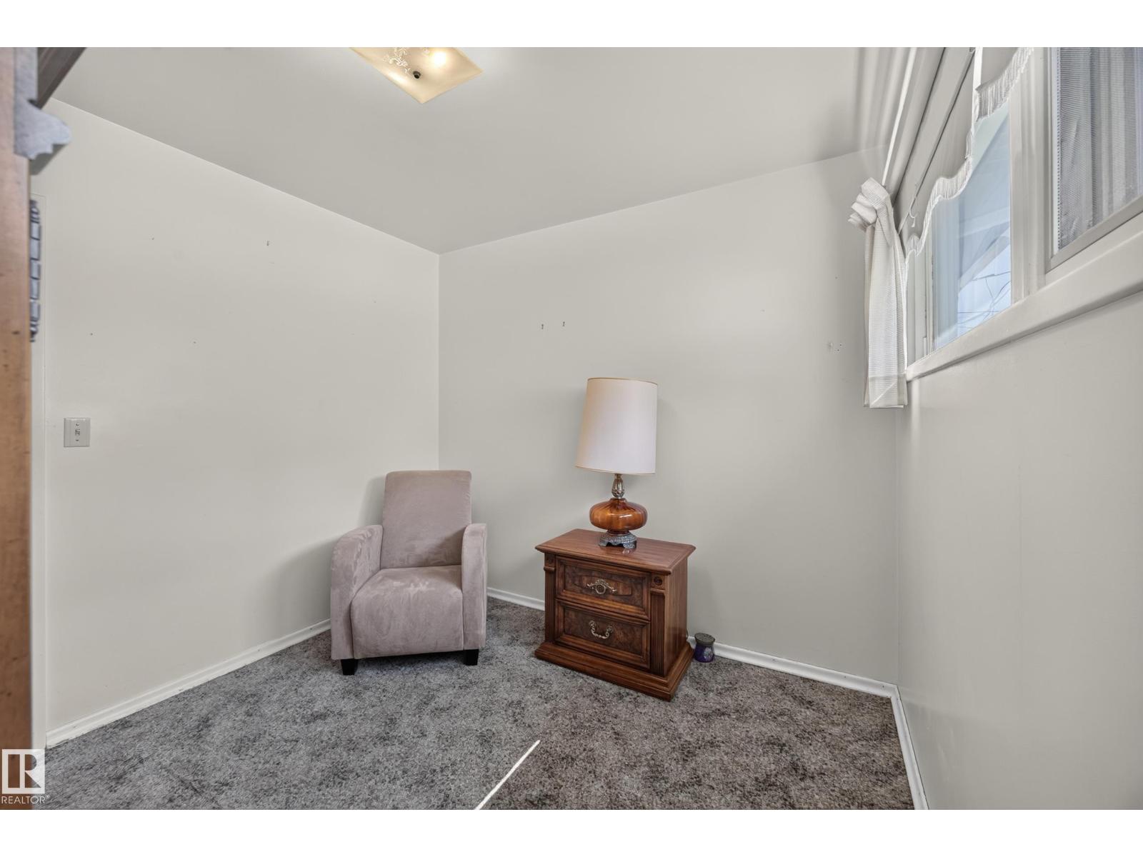 5207 48 AV - Image 32