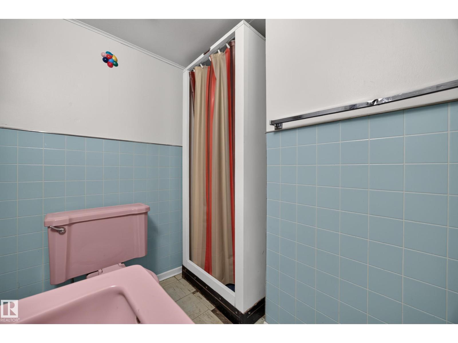 5207 48 AV - Image 45