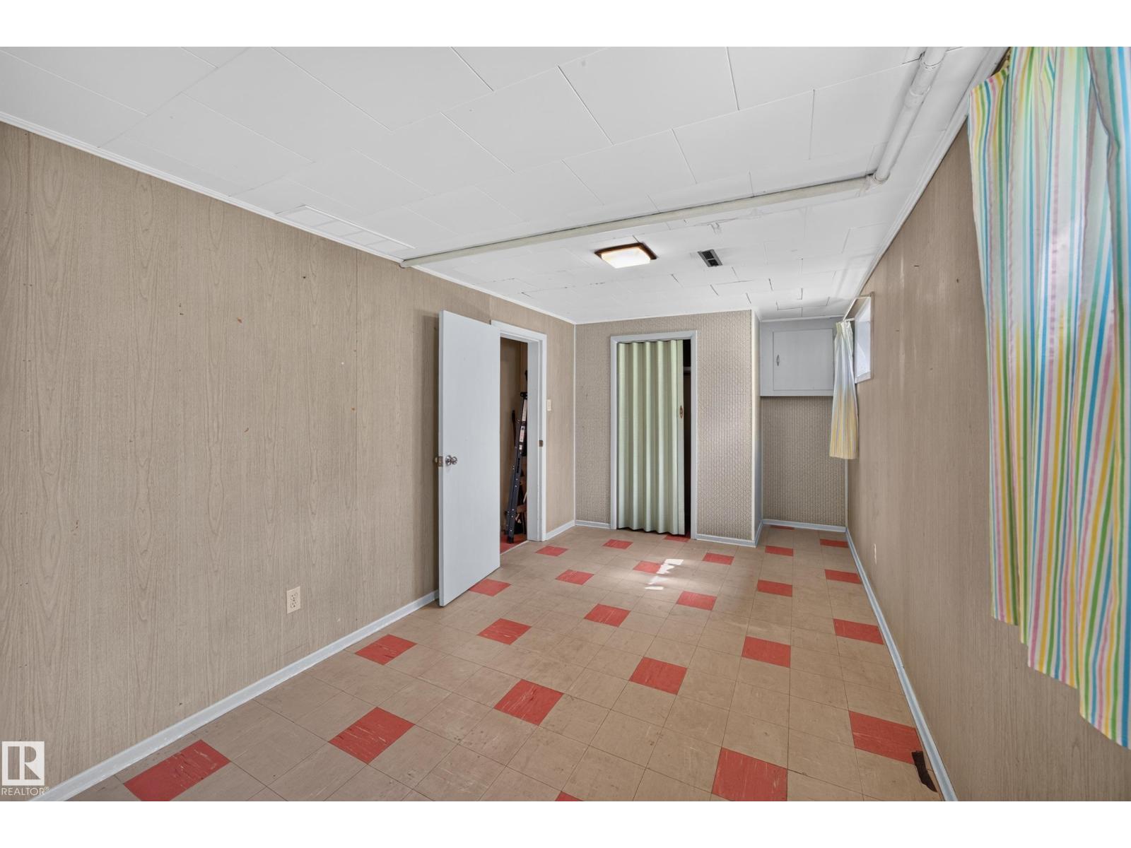 5207 48 AV - Image 43
