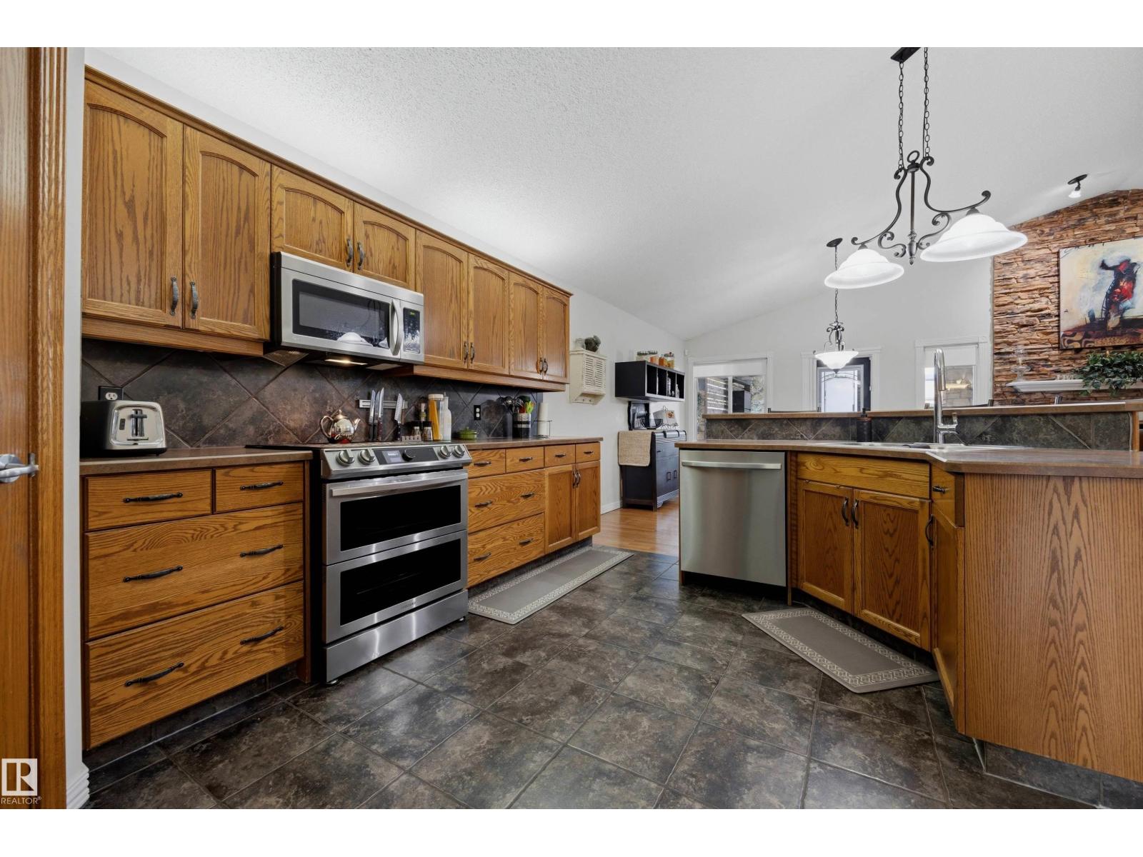 15552 49 ST NW - 21