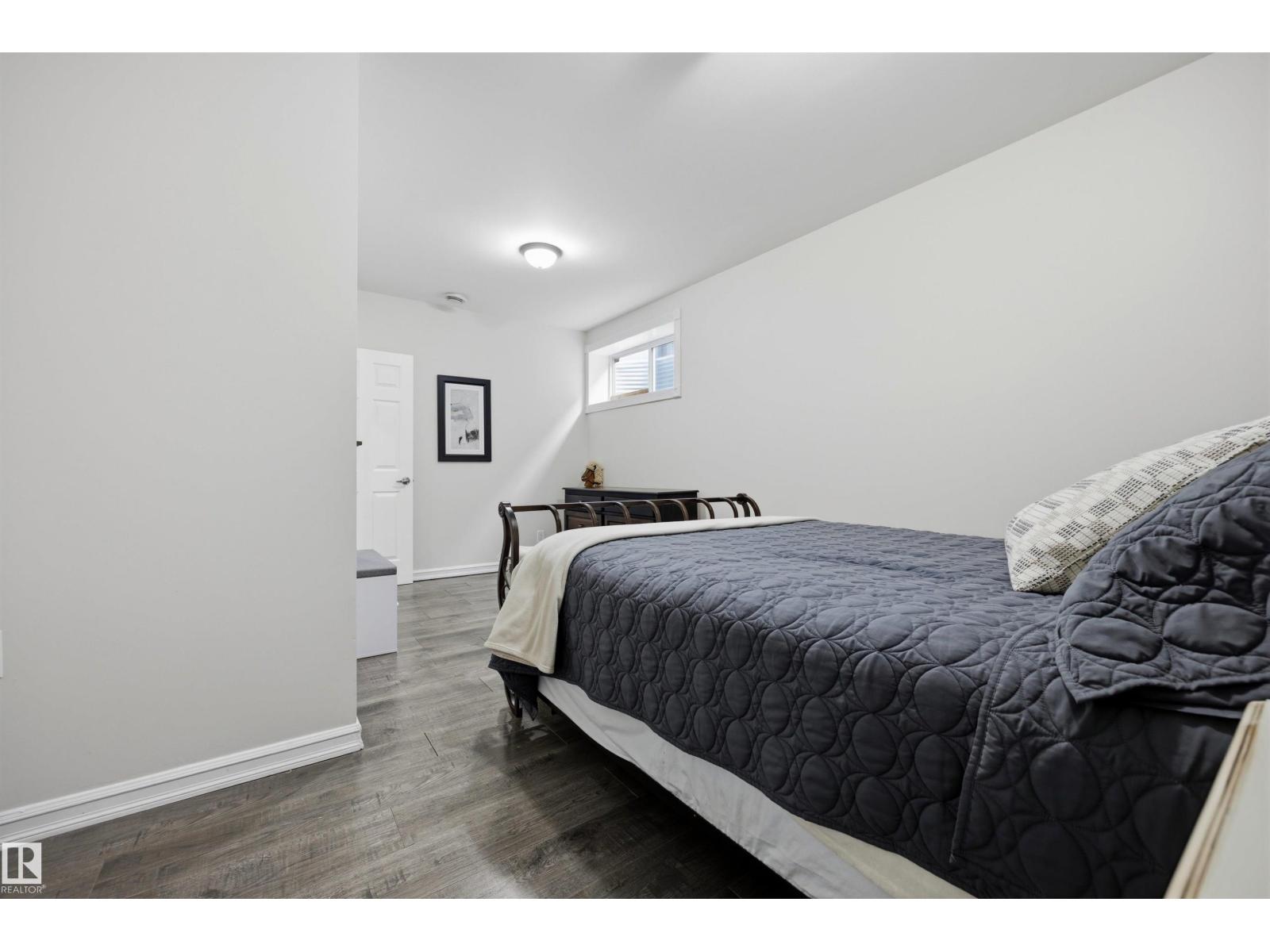 15552 49 ST NW - 40