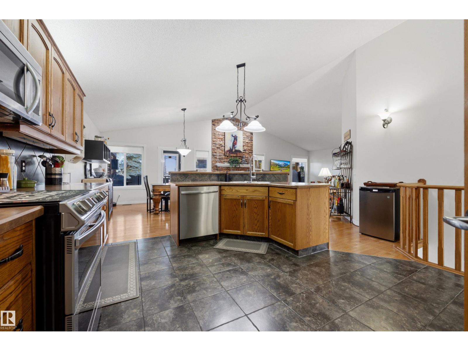 15552 49 ST NW - 22