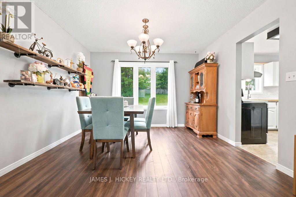 4 BANTING DRIVE - 12