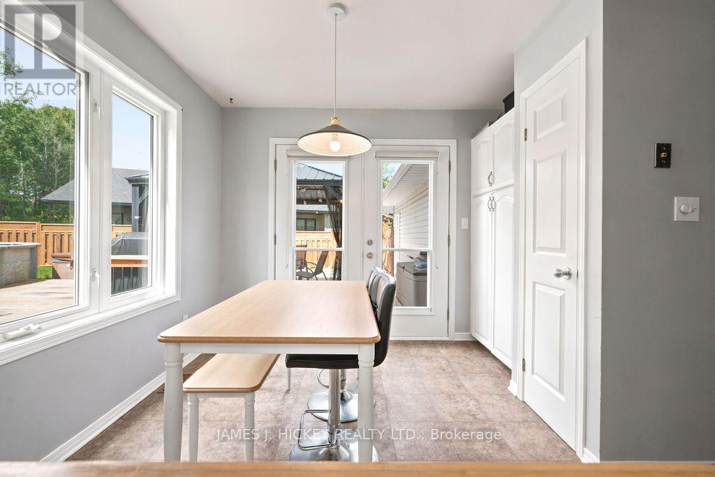 4 BANTING DRIVE - 20