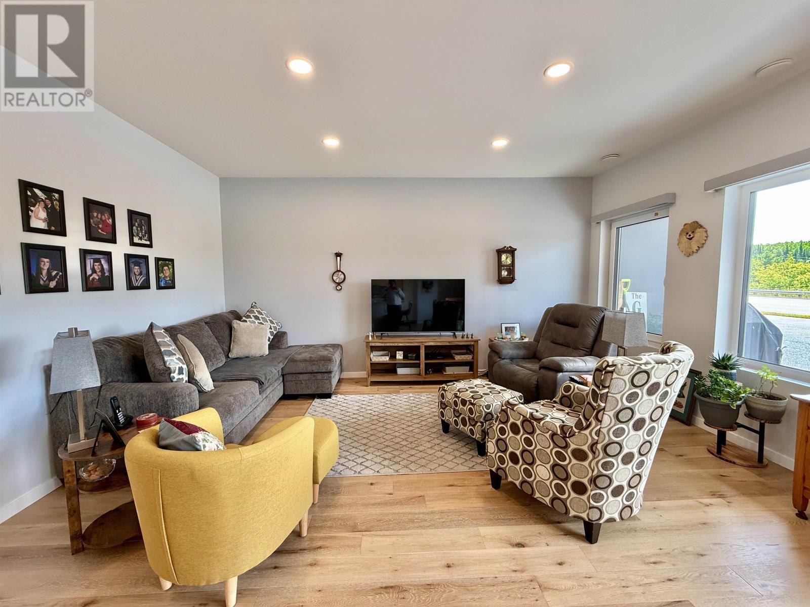 101 561 Veterans DR - Image 7